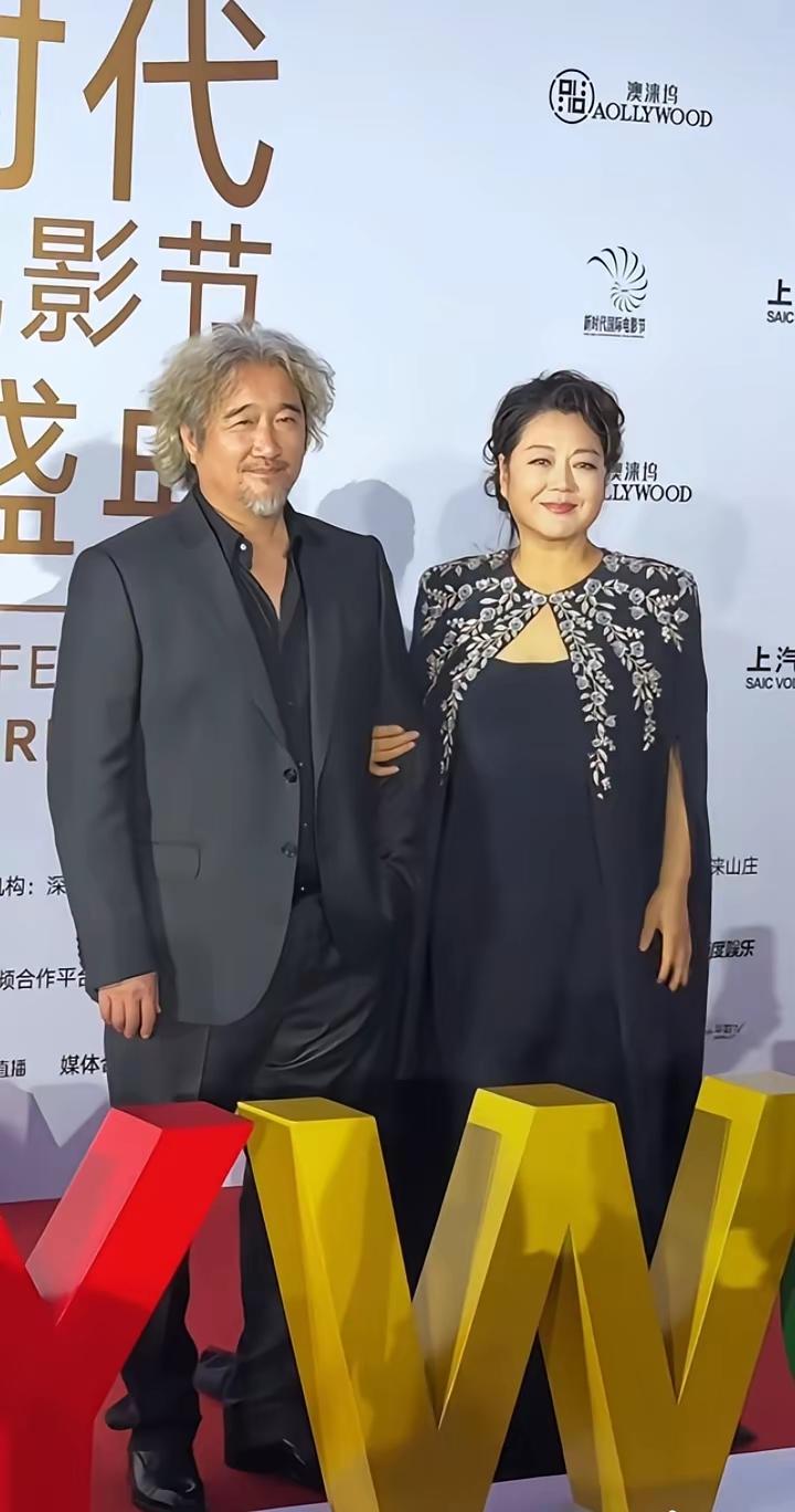 王茜华夫妇牵手走红毯，被网友夸赞好恩爱！当天活动场，王茜华身穿黑色长裙，打扮得