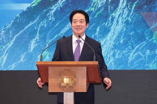 赖清德今天叫嚣自嗨，他说96直选标志“中华民国台湾”已经成为了一个“崭新的国家”