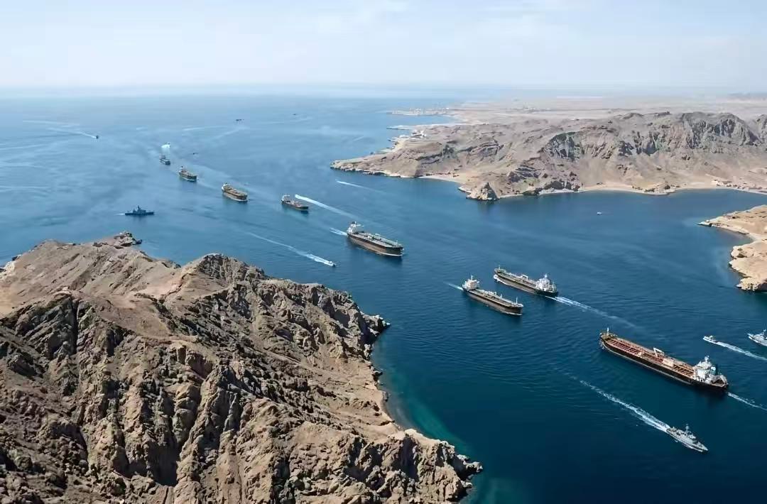 美军最蠢的就是对伊朗货船开火，并且还扣押了这艘货船。此举直接把伊朗的妥协之路焊死