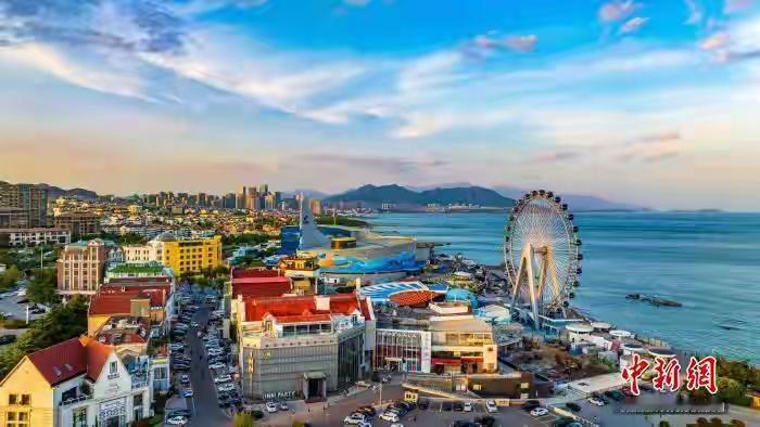 由此可见，青岛旅游资源丰富，优惠政策也多种多样。游客既能尽情享受精彩的演出，又能