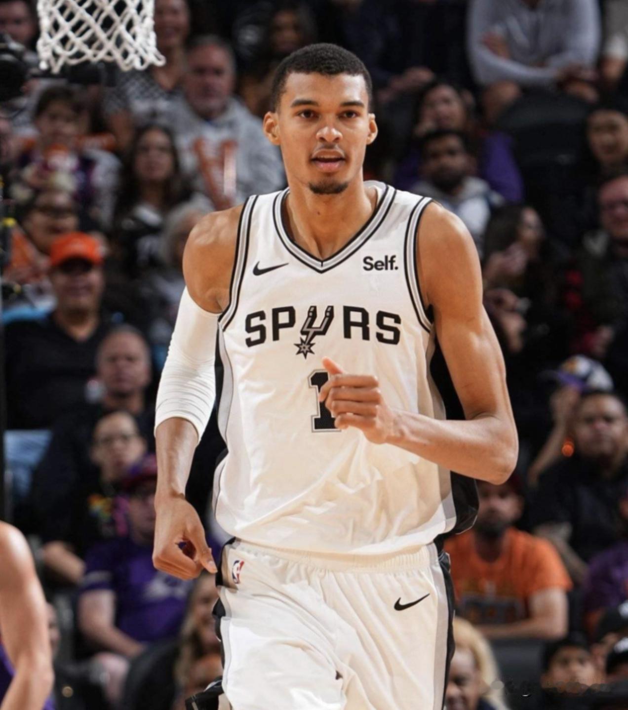 未来10年NBA属于这十大年轻球员！大家认同吗？1.文班亚马（马刺）：外星