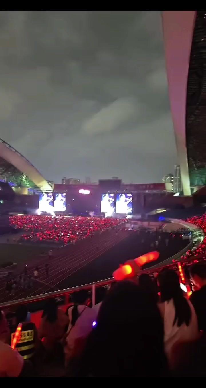 🌧️演唱会偶遇萧敬腾自带雨神属性是什么体验？现场唱到一半突然闪电降雨，萧敬腾开口唱歌的时候雨直接下
