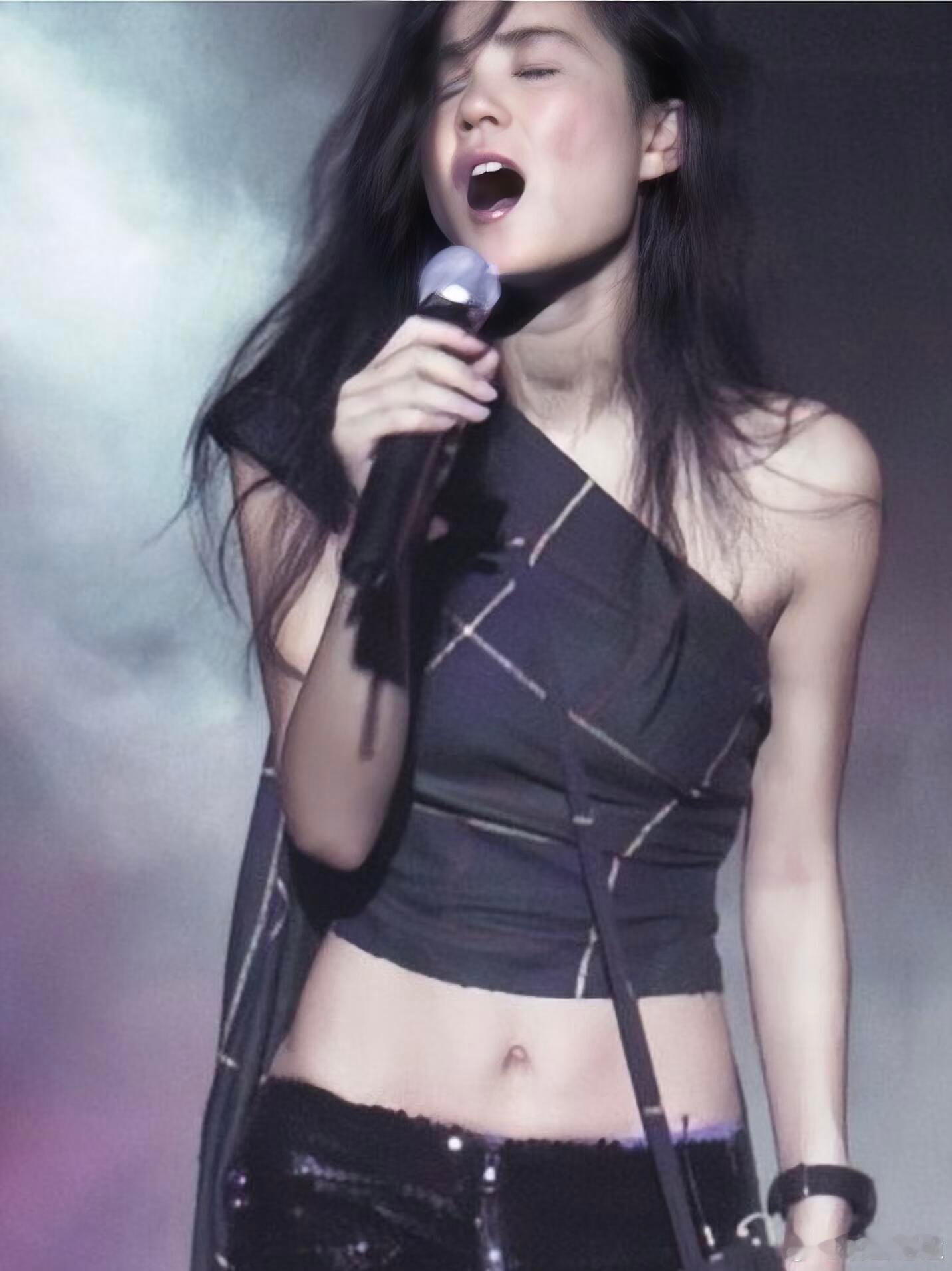 时尚灵感解读时尚排头客都说时尚是轮回，但为何感觉她一直走在前沿？春晚彩排的热搜