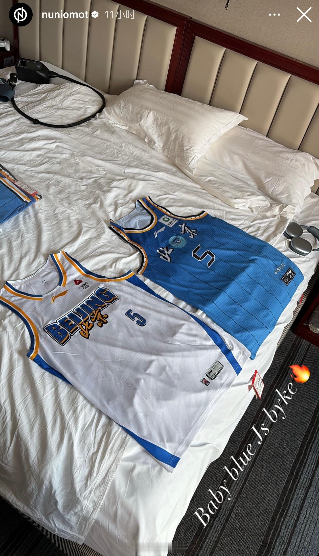 北京首钢归来的奥莫特，很开心，又秀上了！新号码的城市版和联盟版球衣，与马帝昂的