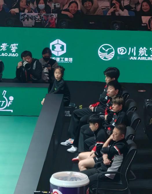 大迪和楚钦坐一块聊的也很开心啊。一开始大迪和王楚钦之间隔着徐瑛彬，当时蒯曼在打