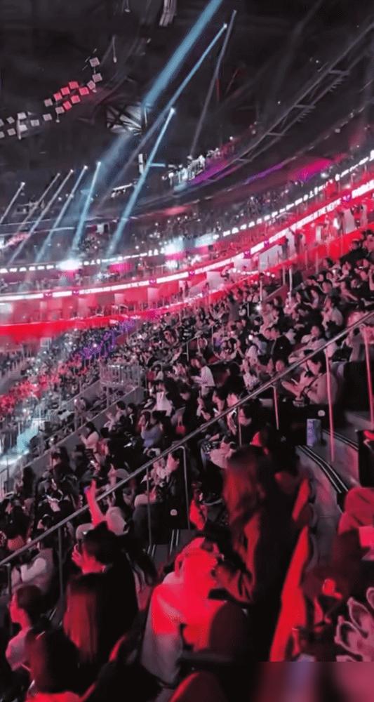 别不信，一场比赛，两种天地。3月10号，重庆冠军赛首日，看台空得能听见回声。