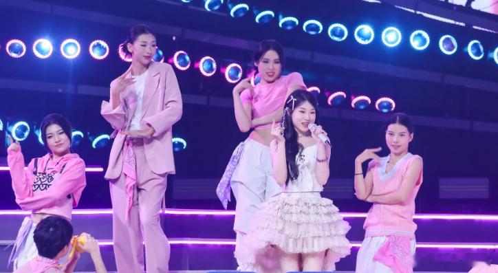 沈佳瑞终于还是幸运的，去韩国当练习生也没多久，没像其他草根一样经历多年磨砺才能出