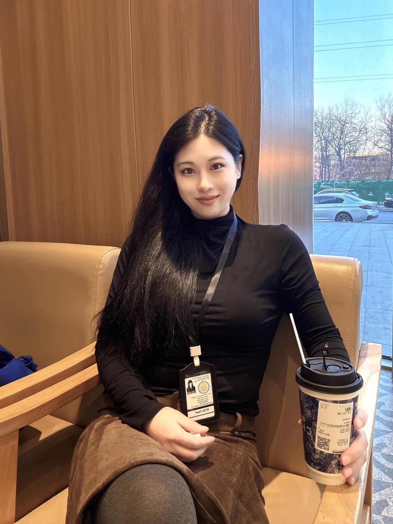 阳光洒进咖啡馆，享受宁静的下午。