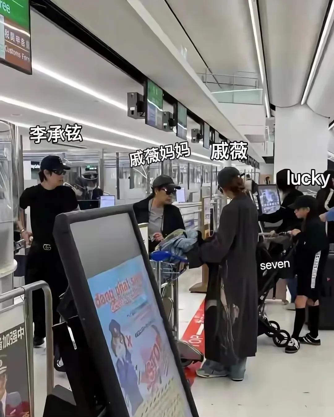 戚薇、李承铉带着一家五口赴日本旅游，不得不说这一家子是真潮啊，全员墨镜！十岁的