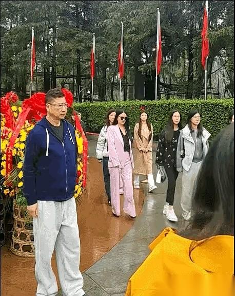 李湘的女儿王诗龄，瘦得跟换了个人似的。照片里，她一身名牌，不像学生，倒像个小名