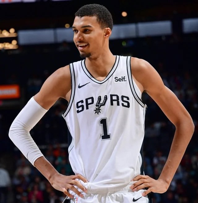 马刺主帅米奇·约翰逊主动谈及卡斯尔与福克斯未能入选全明星：“我能想到的、我们只配