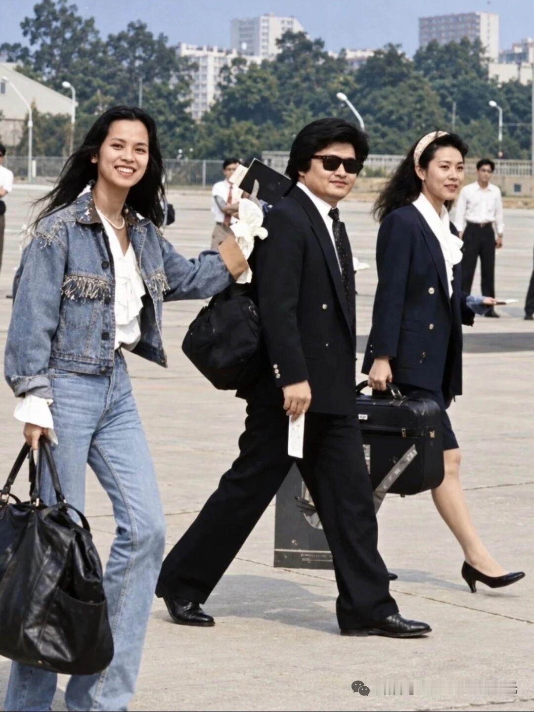 这是韦唯和刘欢1990的旧照三十多年前，北京亚运会开幕前夕，机场拍下的画面。