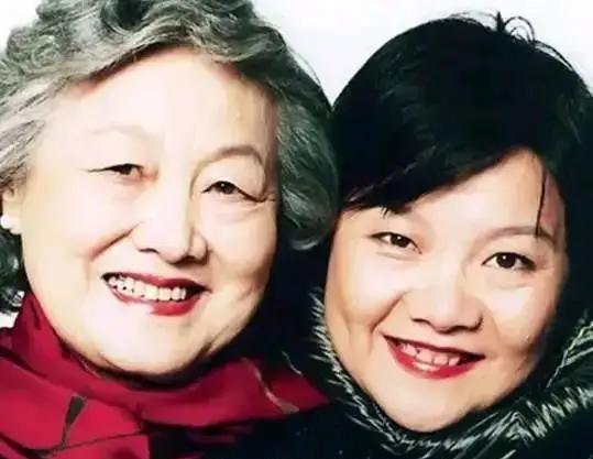 2008年，章含之抢救无效逝世，女儿洪晃打算将其和父亲乔冠华合葬，但护士冲进来说