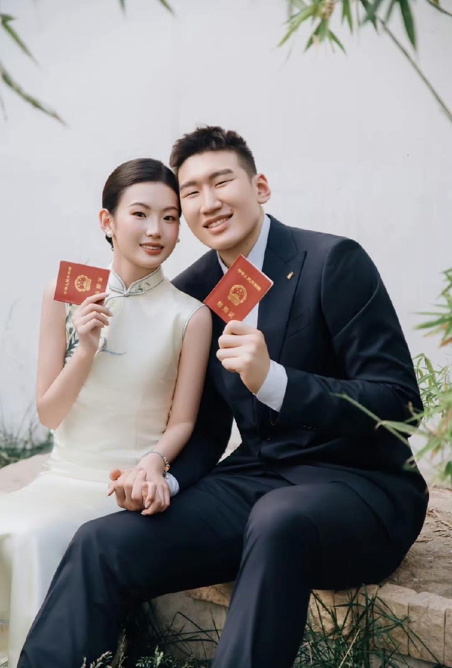 李炎哲官宣与女友领结婚证了，各队球迷都为能有一个自己的小家而开心，这个孩子过年过