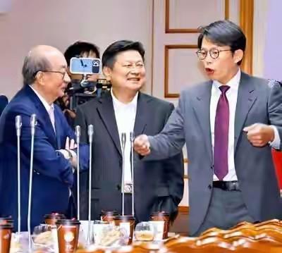 柯建铭真是只老狐狸，这是在明确告诉赖清德别想动我，否则吃不了兜着走。9月1日，