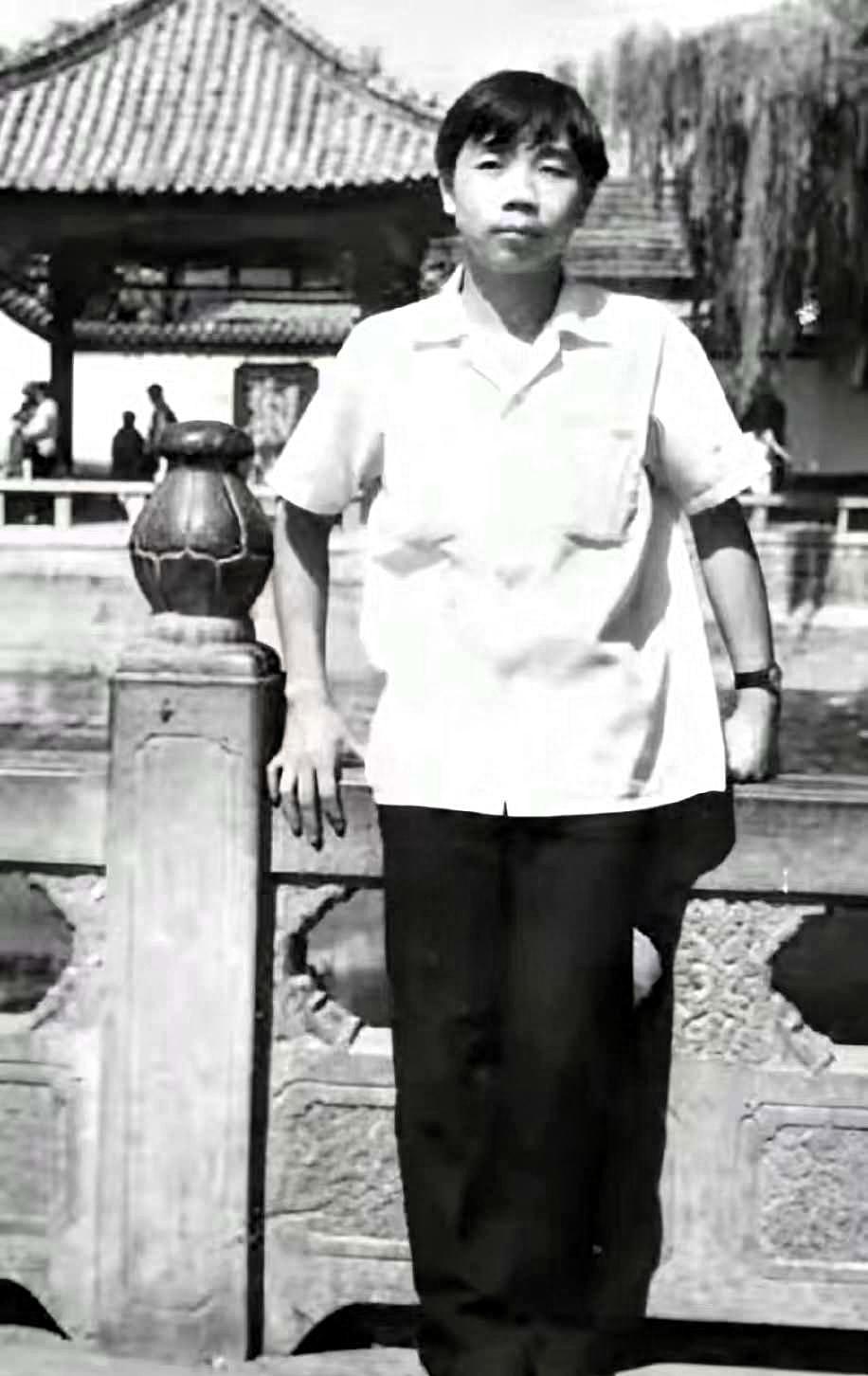 一个中国人，站在日本靖国神社面前，对着镜头说道:“中国出身的我，站在这里很光荣”