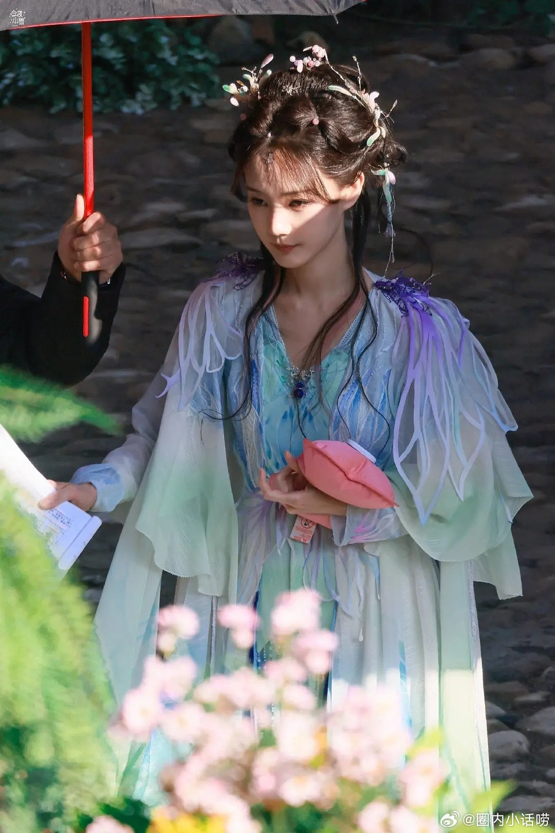 李一桐现在的妆造真是千篇一律。这几部古装清一色八字刘海。