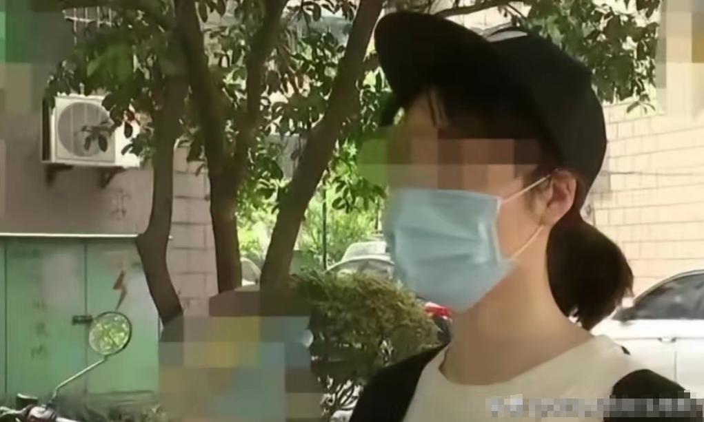 谁懂啊！杭州俩女大学生好心掏300块换掉脏旧窗帘，本想给房东改善屋子，房东居然暴