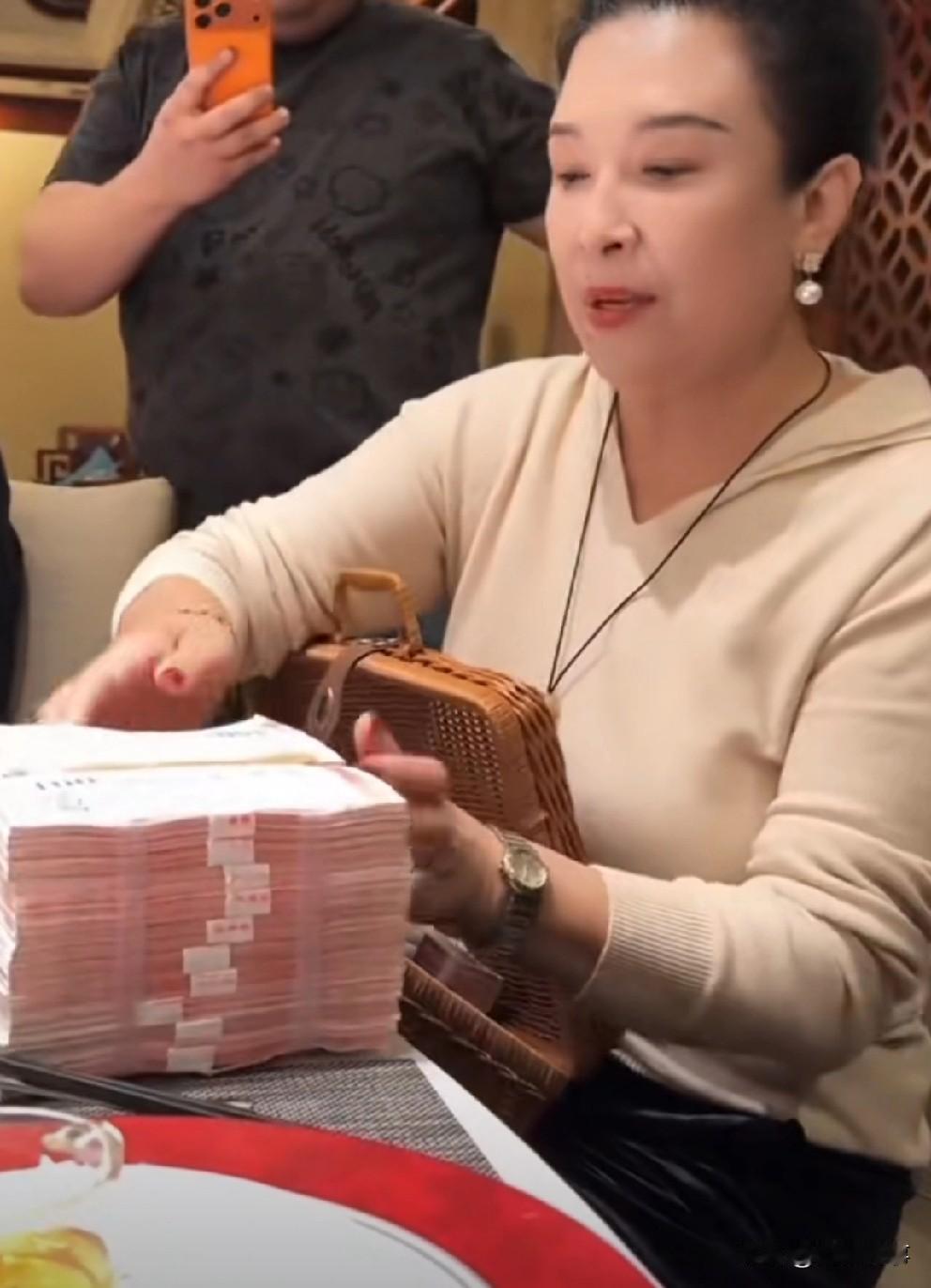 崔阿扎未怀孕，聘居家保姆调理身体备孕！前几天报道天佑感