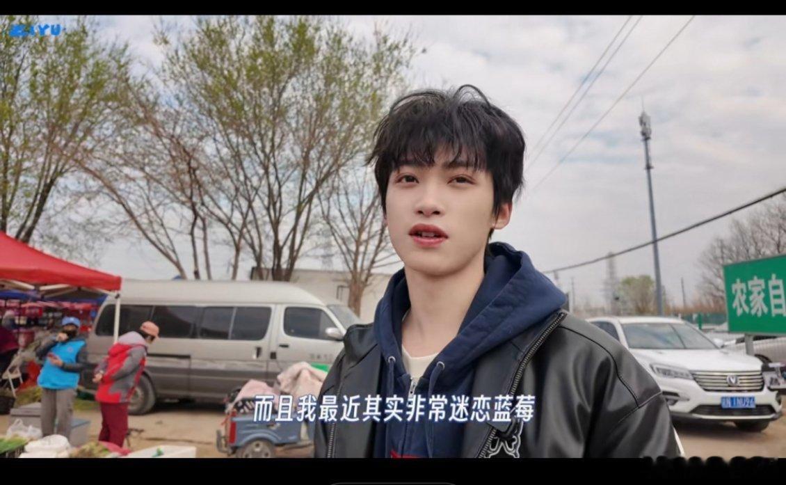 梓渝最近非常迷恋蓝莓梓渝往那一蹲就开始吃饼又爱吃饼又迷恋蓝莓的梓渝也太可爱啦，