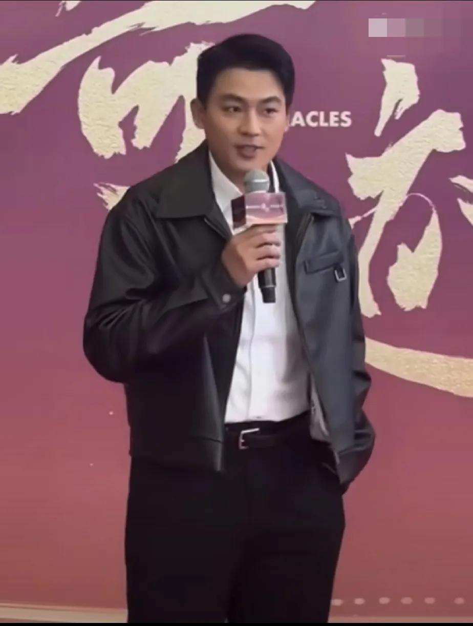 欧豪，你怎么了？你怎么肿了？？你可不能发福啊，你是海清的神啊[哭哭]之
