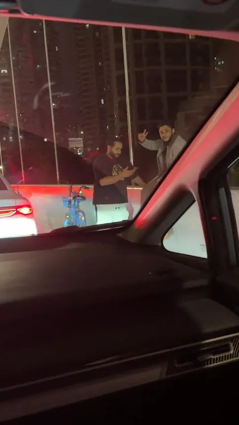 “滚回自己的家”11月11日，上海，2名外国人骑共享单车上高架，一人淡定的坐在高