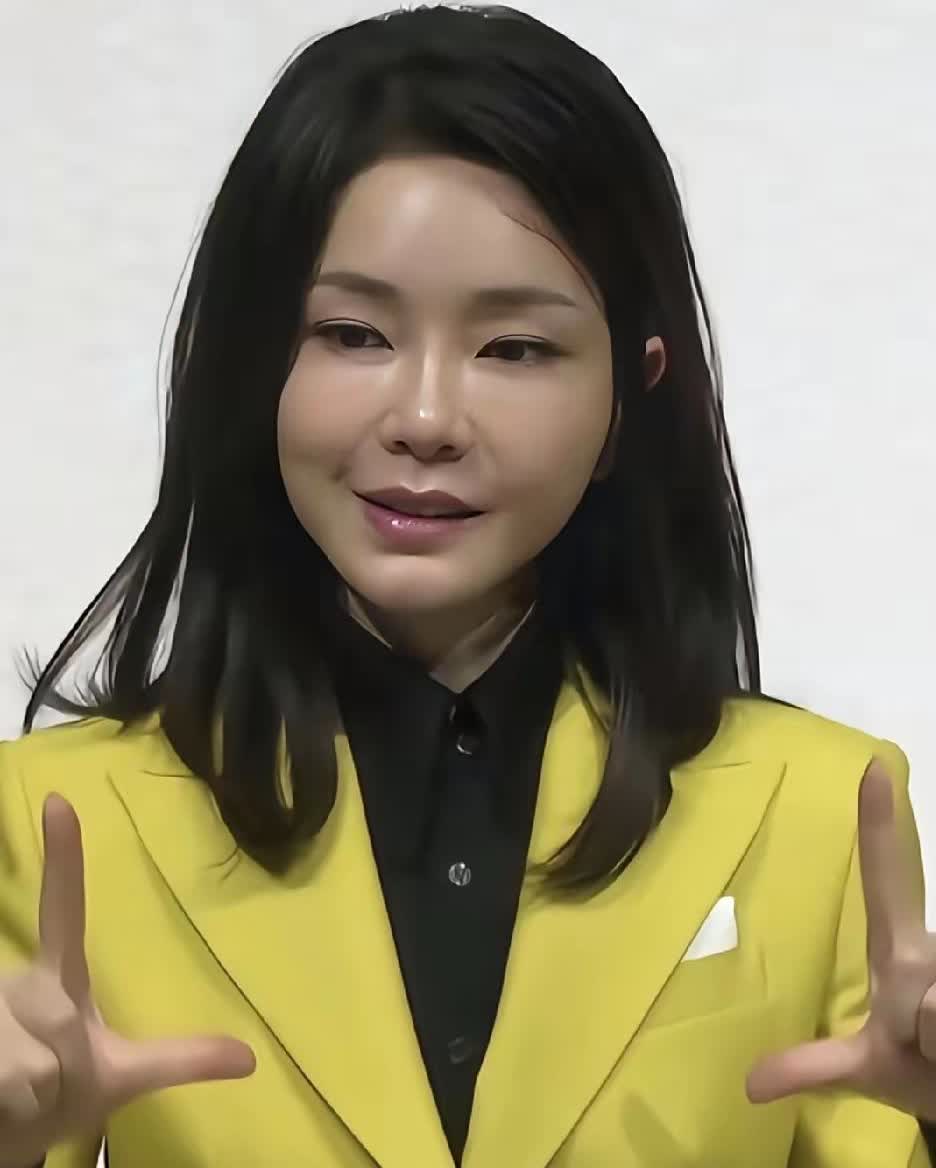 前韩国总统夫人金建希出庭受审，几日不见，苍老了许多，头发白了，眼里没有了光，余光