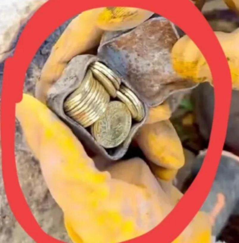 河南，一男子开采石头，不料，在一块石头中，竟然发现了一个生了锈的小铁盒。费了九牛