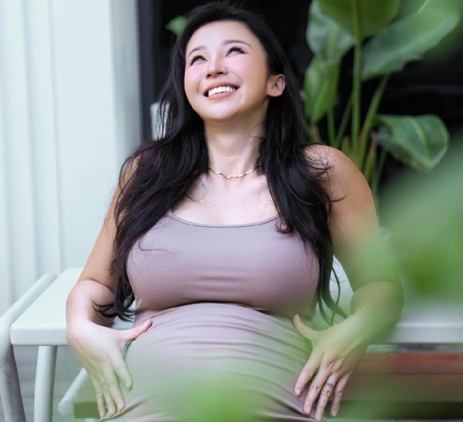 源哥这怀孕障眼法可用的真绝，三个月前和现在简直是天壤之别！图一是张曼源几天前晒