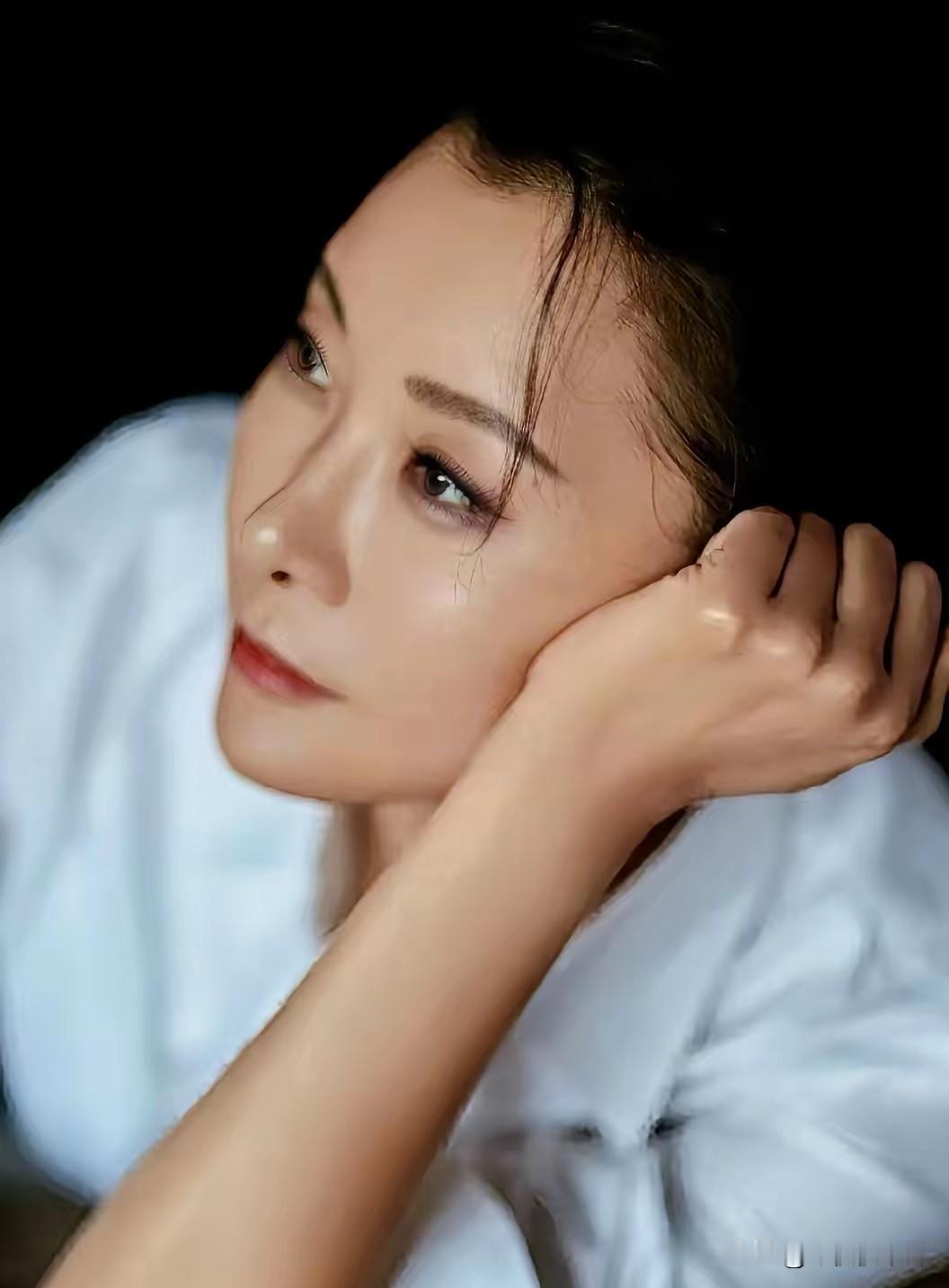 柯蓝曾在采访坦言，年少时极度羡慕母亲的美貌，她说：如果有办法能变得和妈妈一样好看