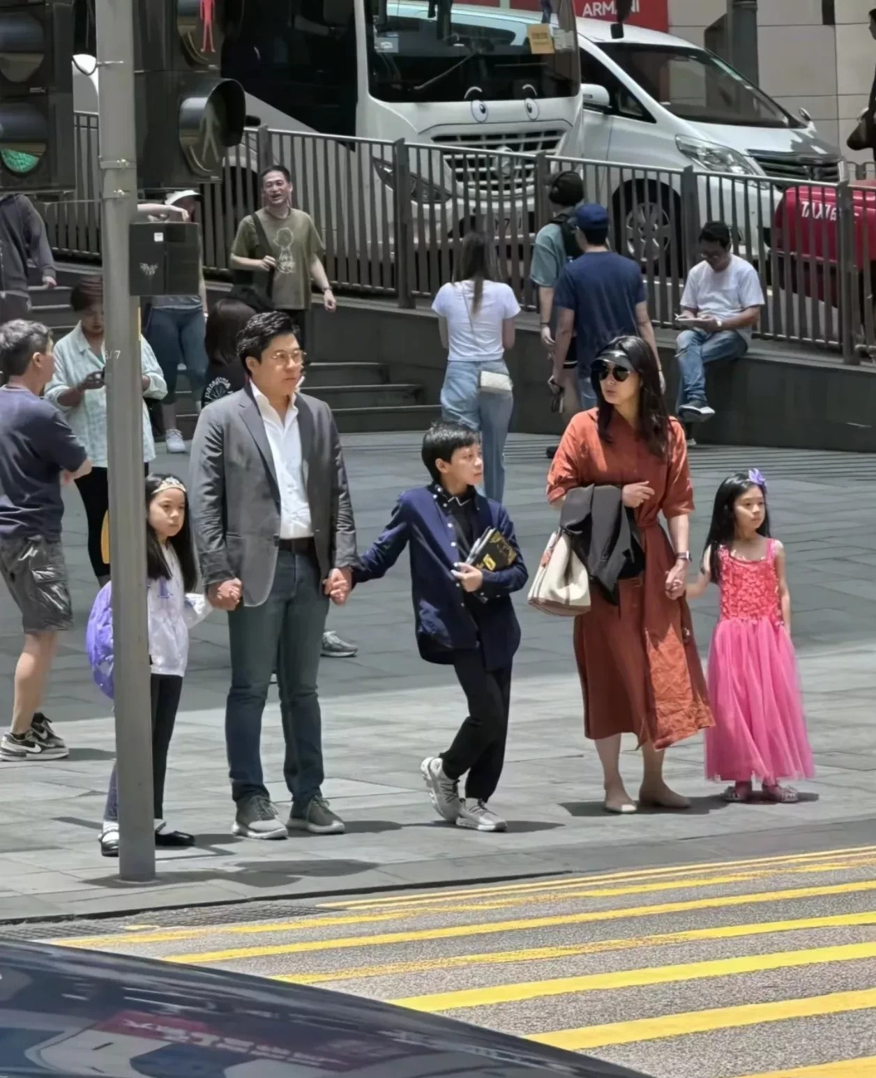 这家人怎么这么低调，走到哪里都被拍。
