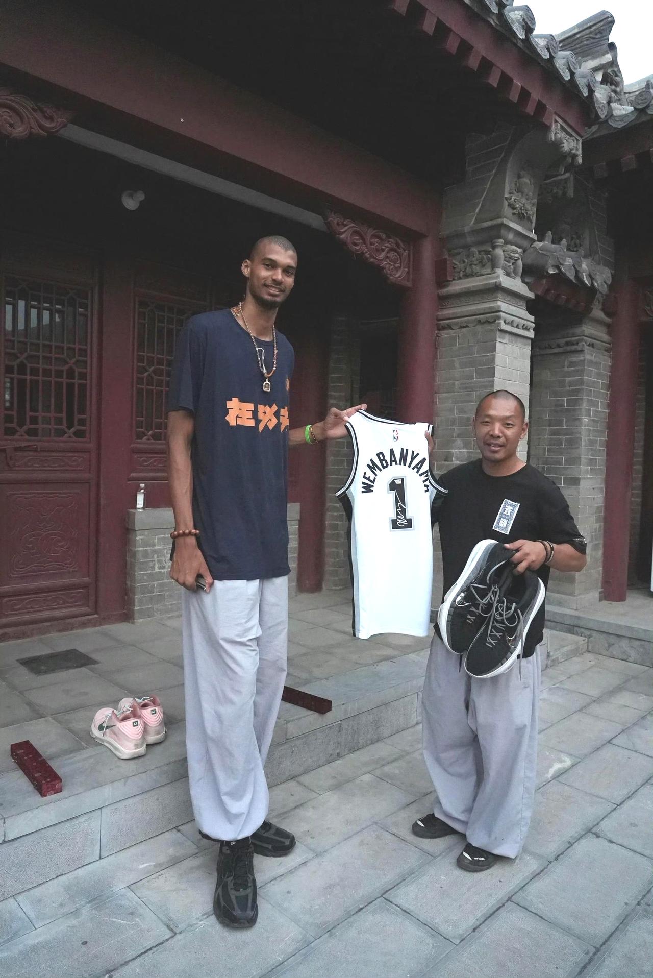 唯一给文班亚马剃光头的人，延安法师发文祝贺马刺进入总决赛。众所周知，马刺淘