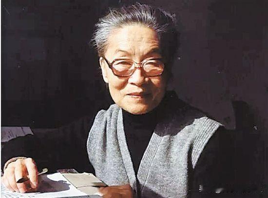 杨绛先生有一段振聋发聩的感悟：“出轨，就像嫌弃手中的宝贝，转而去捡别人丢弃的石