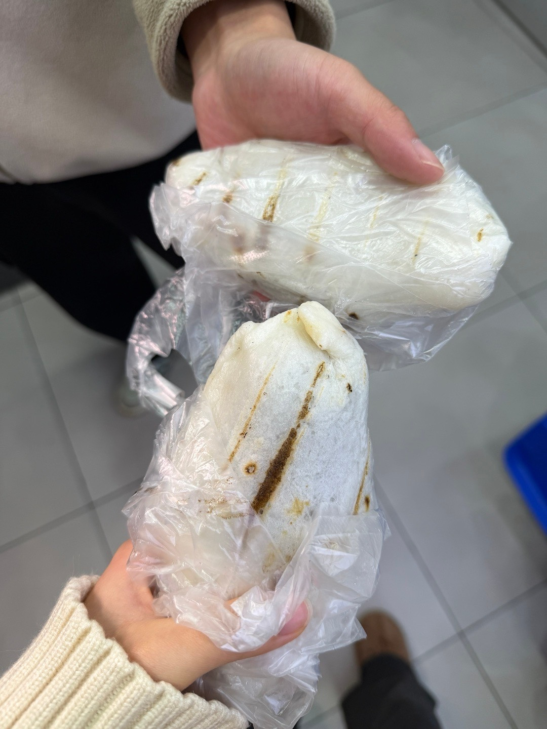 上班啦🙋今天早点朋友给带了手揉饵块好大一个感觉中午饭都饱了小扎扎全身被剃光了