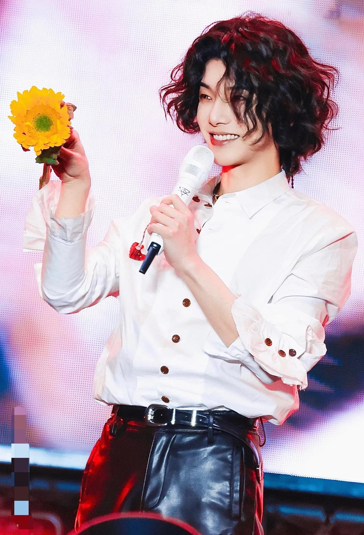 华晨宇亏损上亿元，没受到任何影响。近日，他在槜李湖音乐节压轴出场，说他的团队已