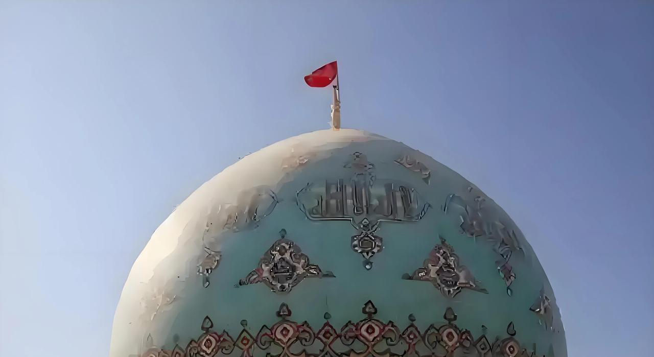 伊朗又升旗了！据伊媒13日报道，在当日凌晨，以色列袭击伊朗之后，伊朗贾母卡兰清