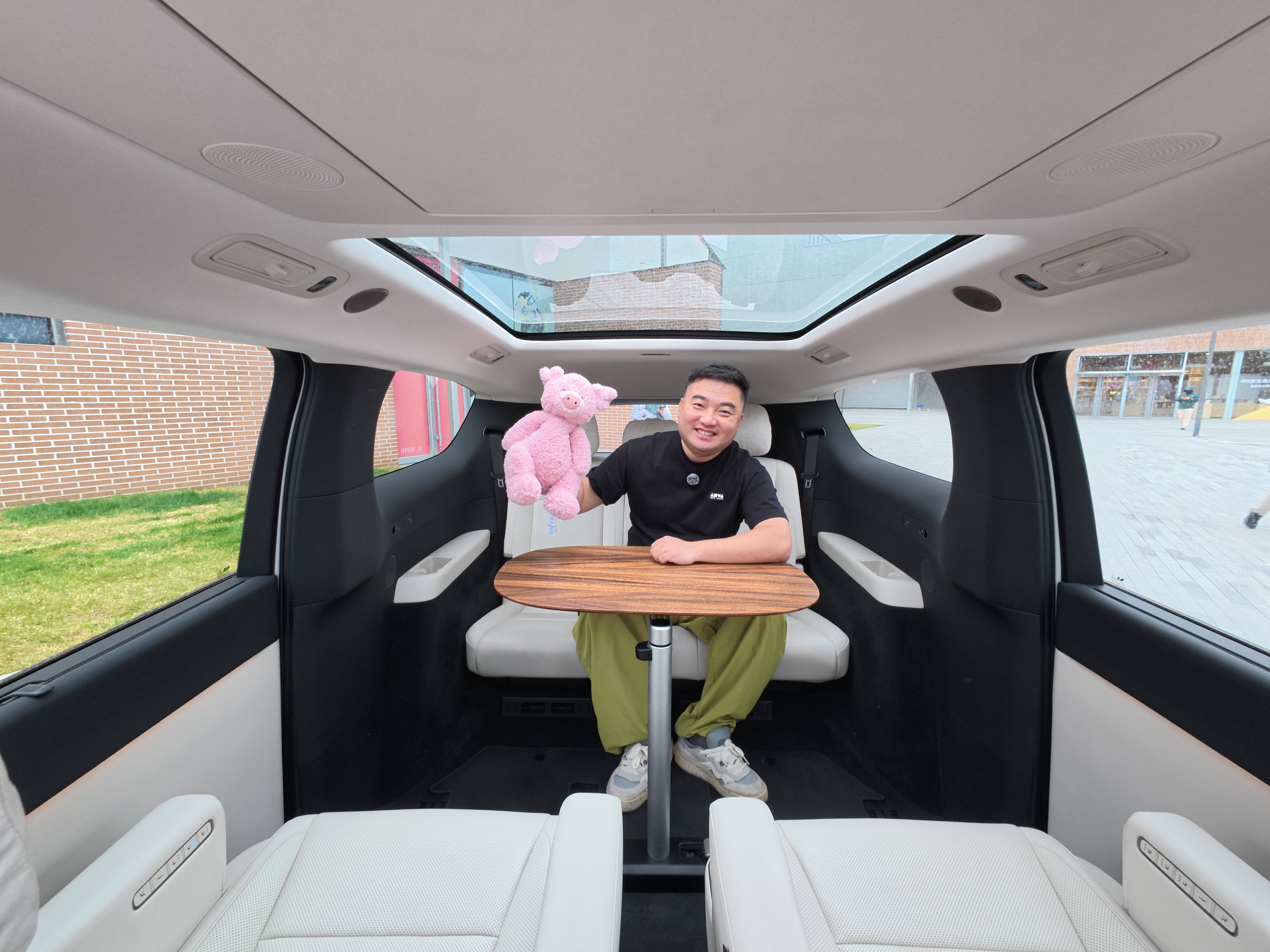 三款带旋转对坐设计的车：理想MEGAHOME55.98万。极氪MIX27.