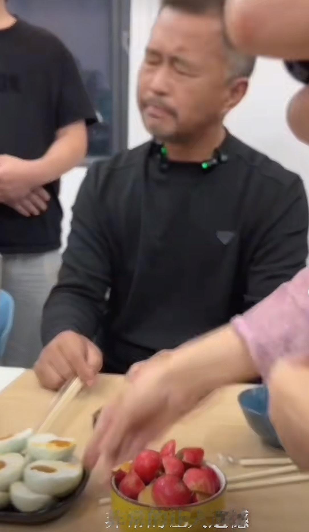 直播时,背后站个人,沈巍直接炸了。不是脾气差,是底线被越界。人跟人之间,得有