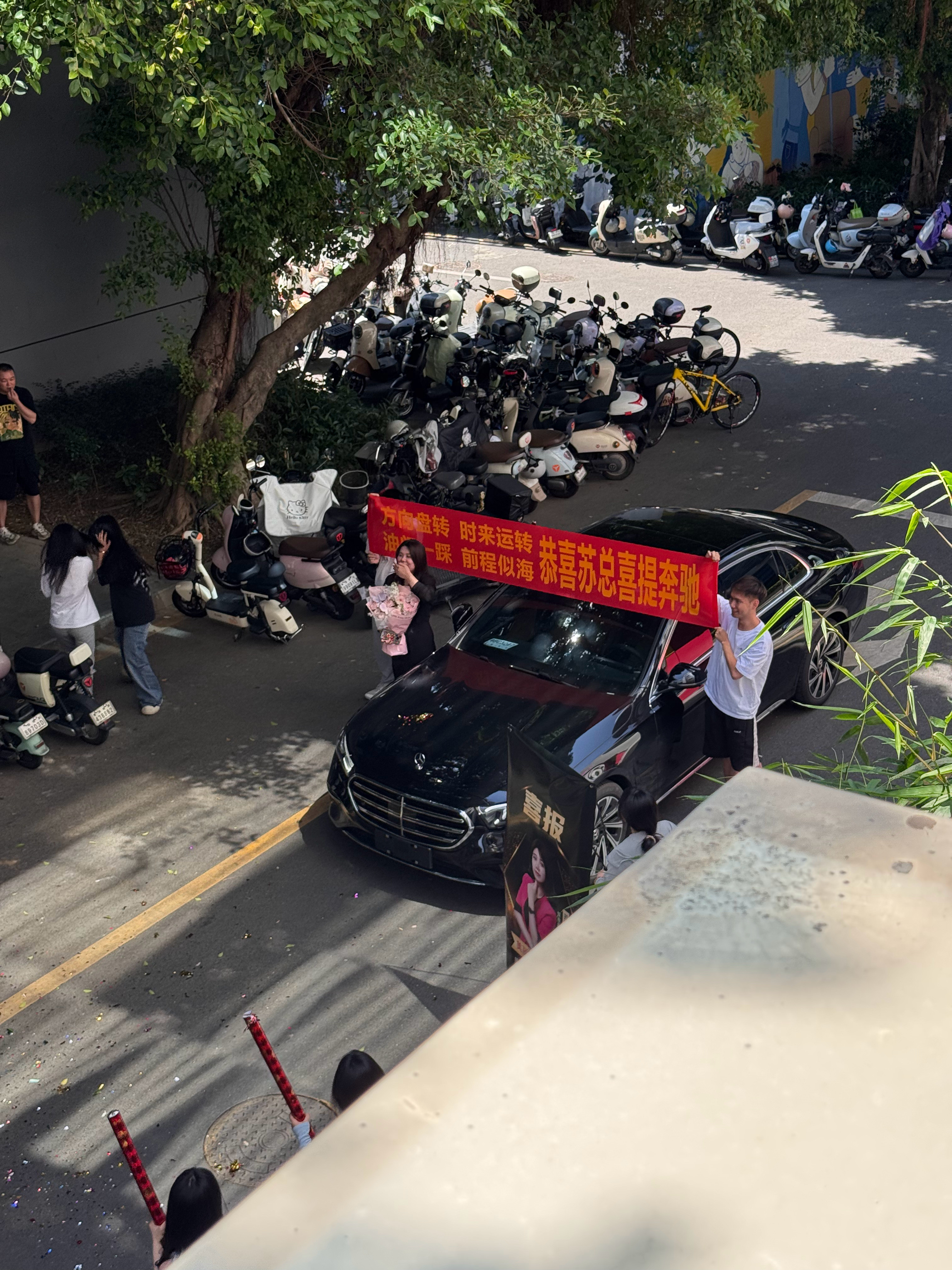 隔壁又提新车了，这次是奔驰，上次是宝马，果然BBA才是他们的爱，他们公司干啥的