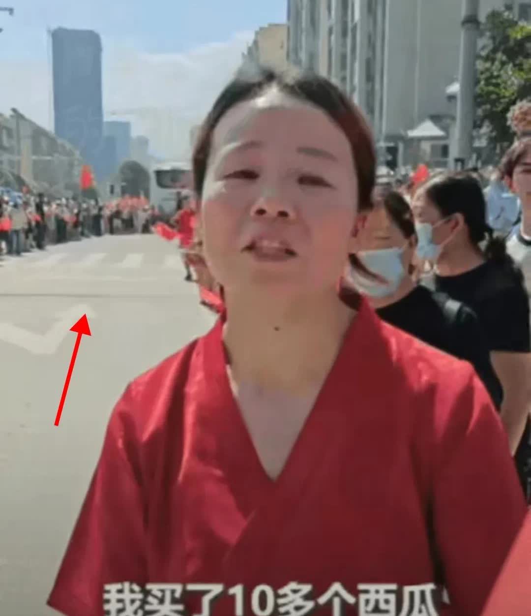 上人民日报了！贵州，女子为了送别子弟兵，竟然一次性买了10多个西