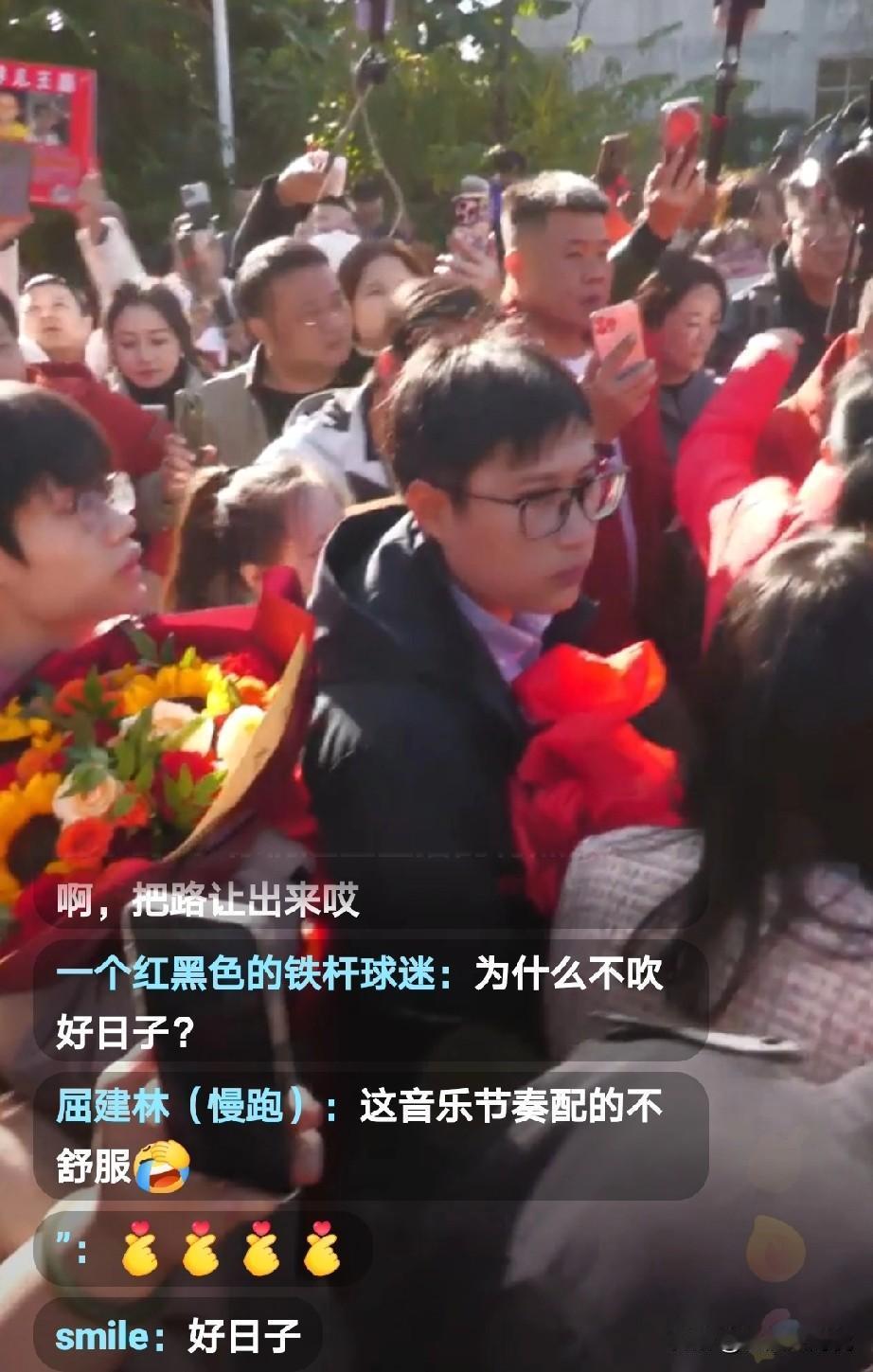 估计梁志辉在养家过的很好。你看他长的白白净净的，感觉没有受到什么罪，而且还