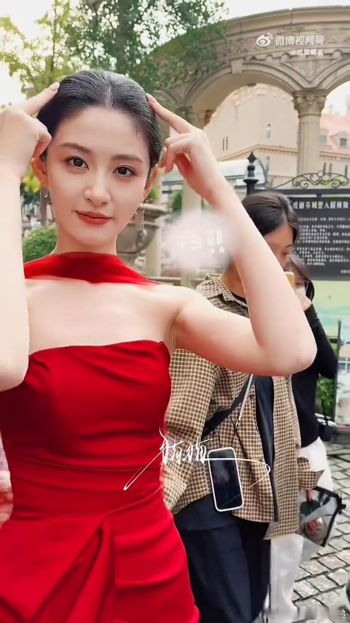 赵晴红裙出妆赵晴真的很适合这种红裙造型！缎面长裙复古华丽，颈间薄纱轻盈，盘发凸