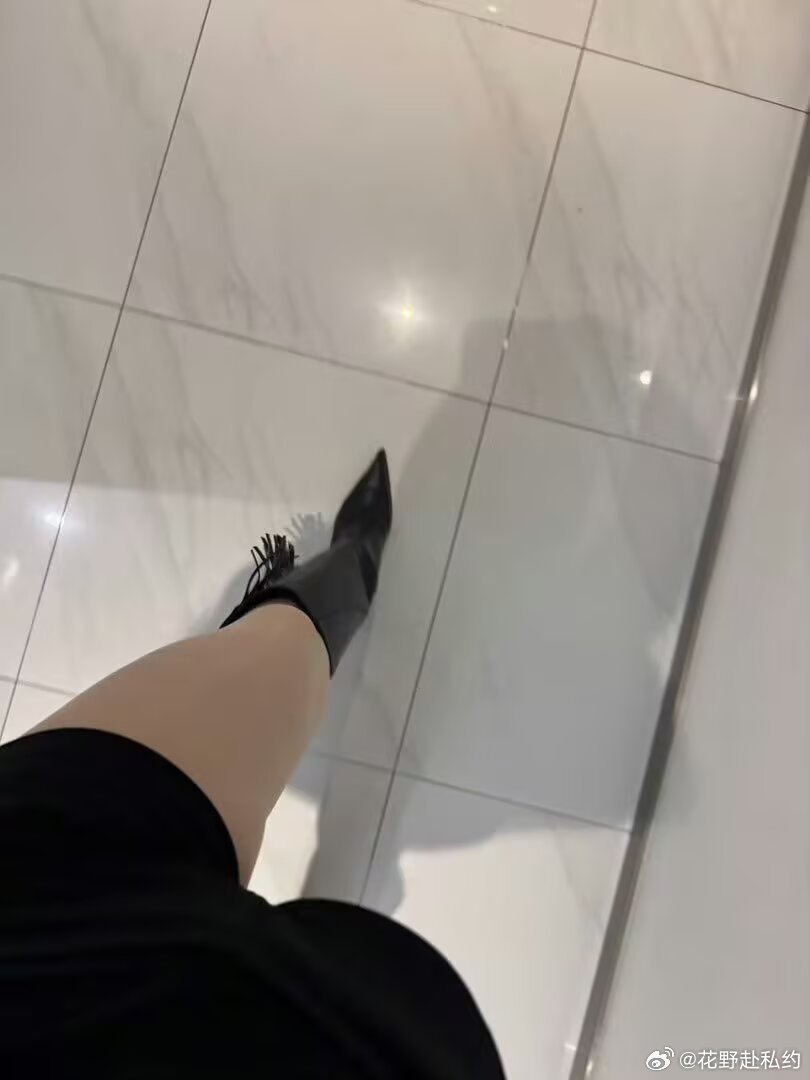 我就溜达下楼买杯咖啡穿这样。过分吗。​​​