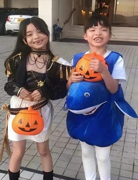 熊黛林大美女，看看俩女儿，鼻梁不高，脸型不在线，感觉没有遗传到妈妈的好基因​​