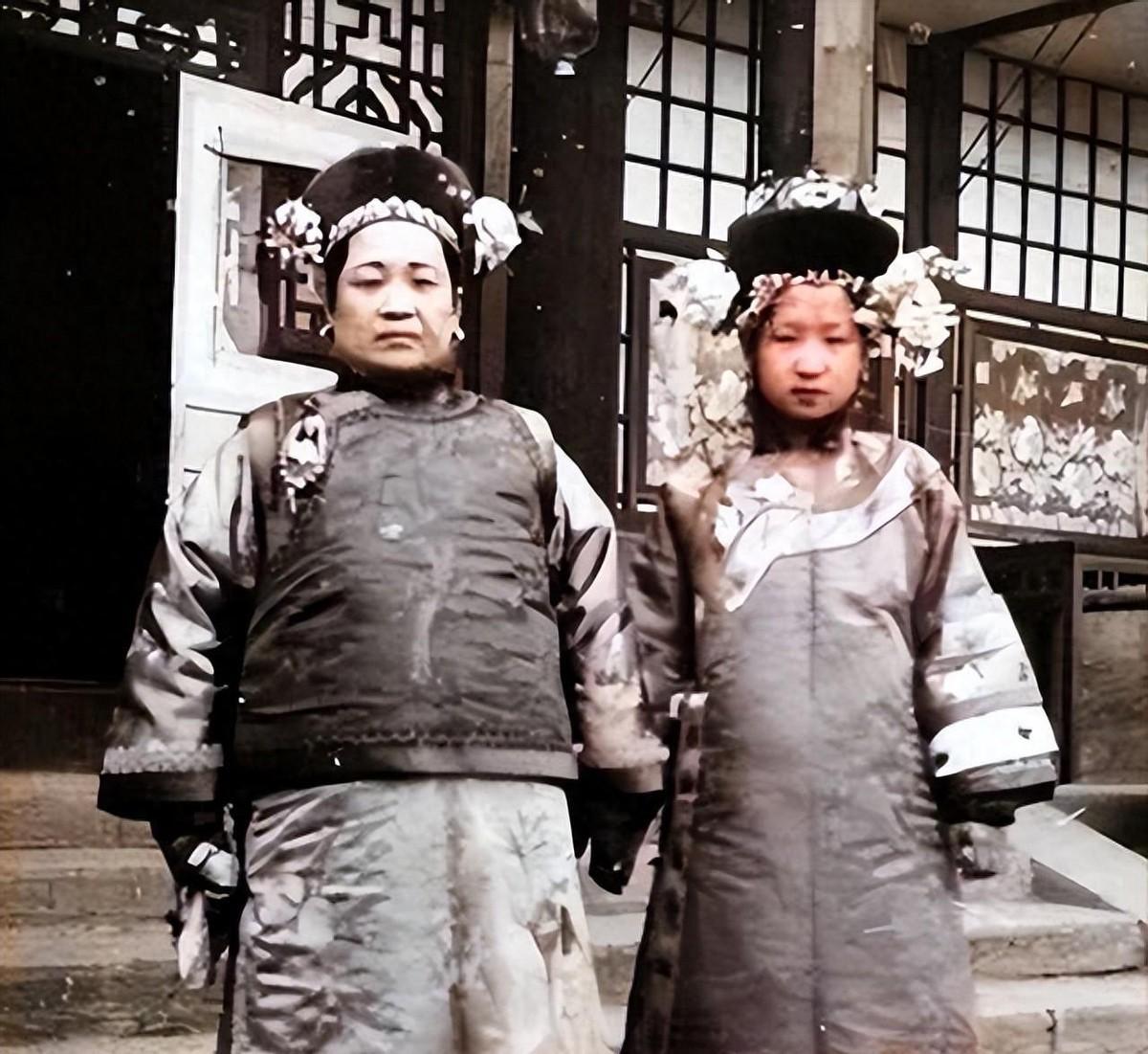 万恶旧社会老照片曝光，女掌柜大胆秀出胖腿，地主公然调戏长工家女儿，真实历史引人深