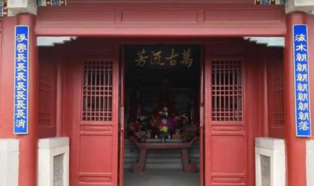 山海关有一对联，少学者都会挠头，就连郭沫若都盯着看了一会，笑着说：“天下奇联。”