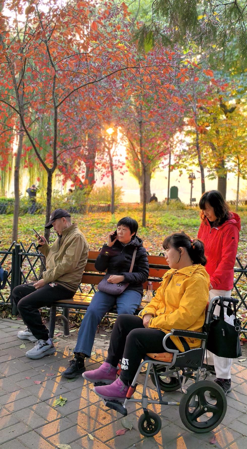 摄影爱好者夕阳西下（手机拍摄）