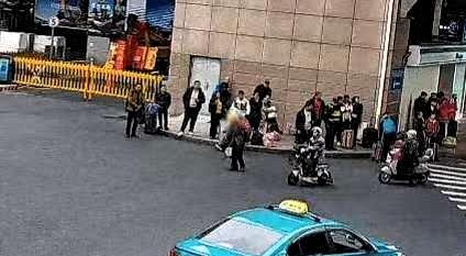 破防了！黑龙江76岁老人，瞒着全家人，独自坐了两天两夜火车，跨越2200公