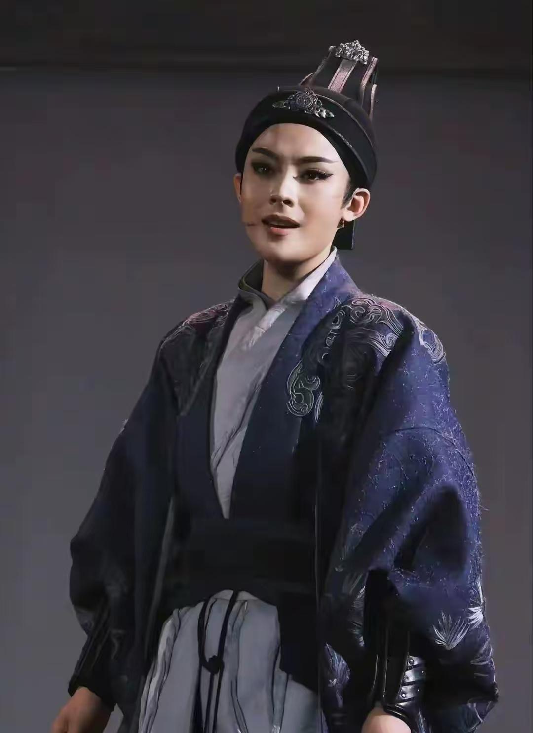 陈丽君上热搜了！3月13日，陈丽君登上《大众电影》封面，首度回应近两年的跨界