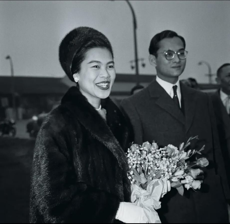 随同普密蓬国王出访的诗丽吉明眸皓齿，雍容华贵。这位“暹罗美人”的迷人风采，引
